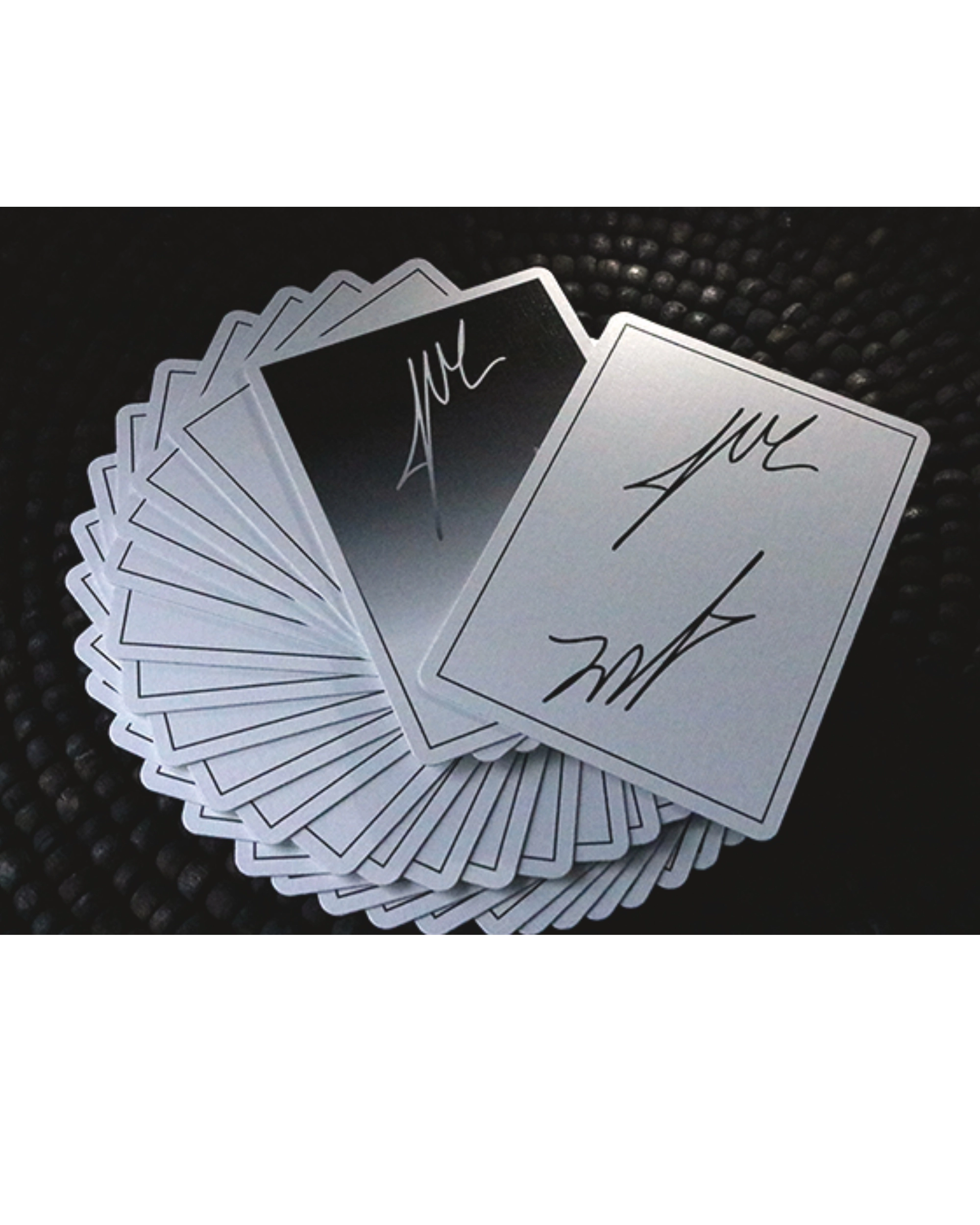 Signature Third Edition (White) Oyun Kartı by Jordan Victoria