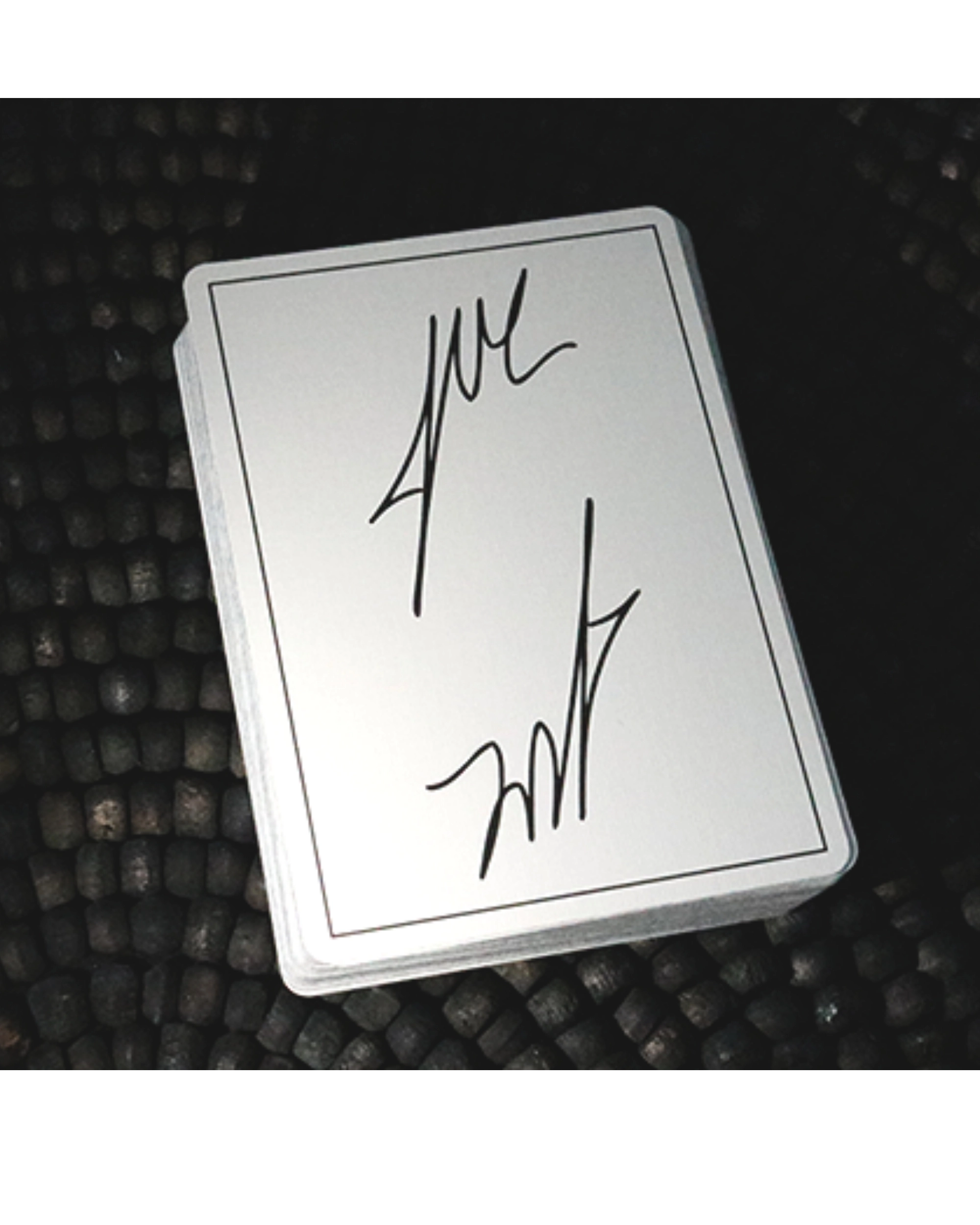 Signature Third Edition (White) Oyun Kartı by Jordan Victoria