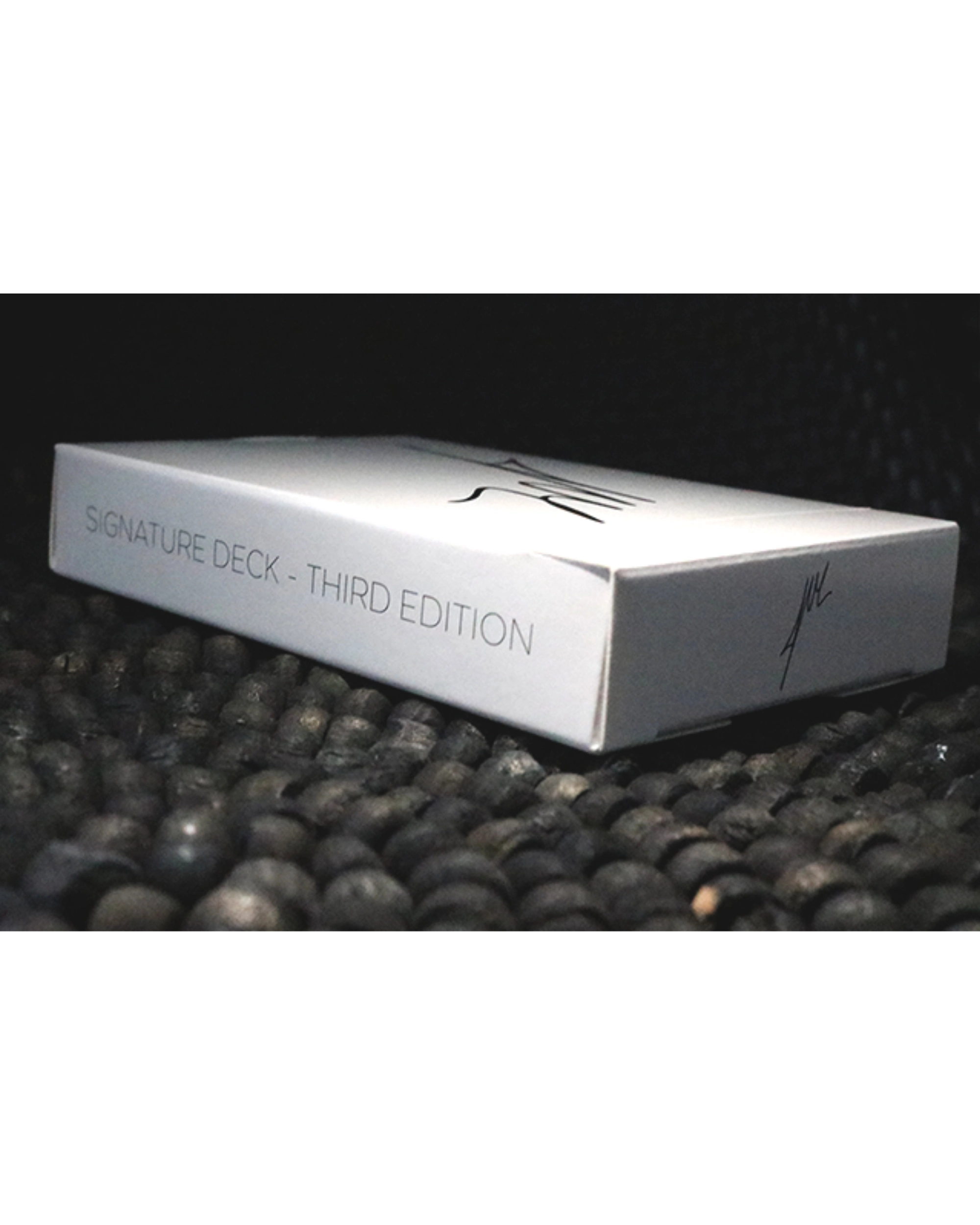 Signature Third Edition (White) Oyun Kartı by Jordan Victoria
