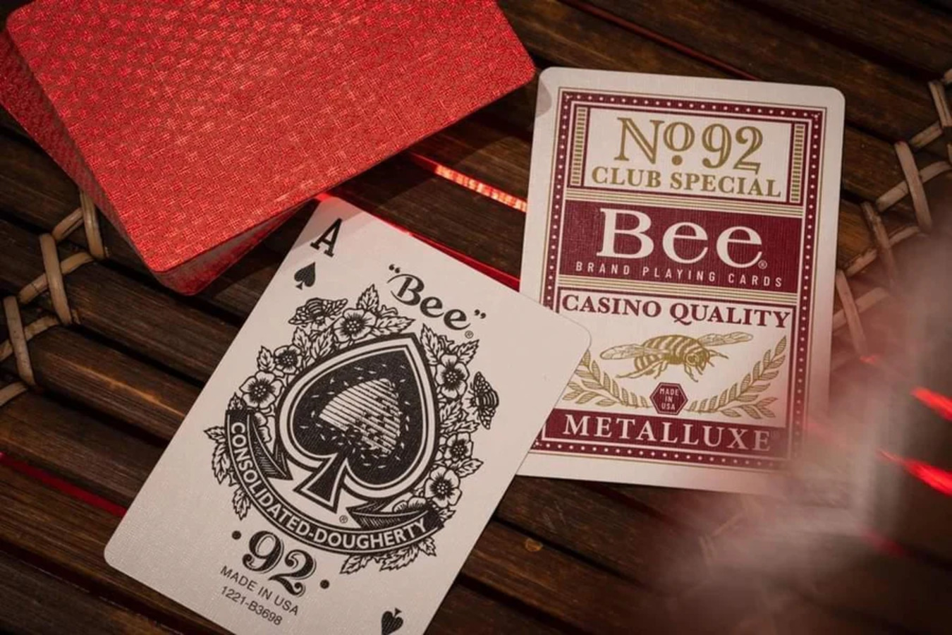 Bee MetalLuxe Red – Kırmızı Metal Folyo Oyun Kartları