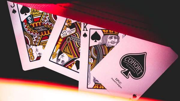 Ellusionist Cohorts İşaretli İskambil Destesi (Kırmızı)