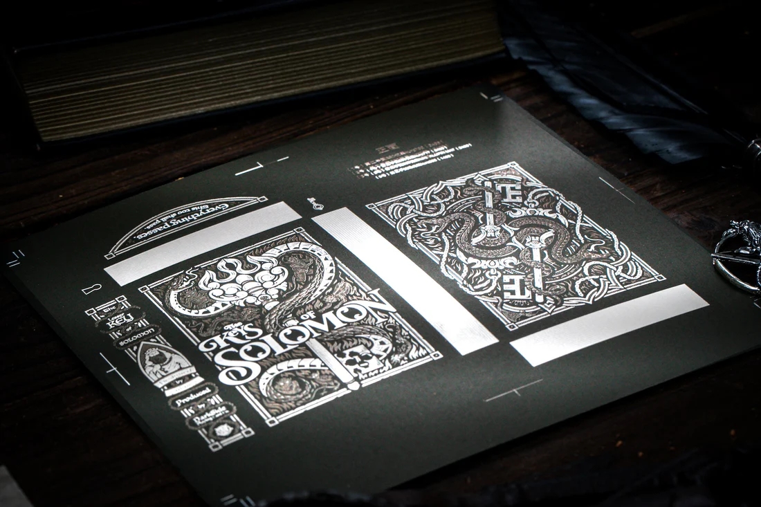  The Keys of Solomon: Silver Spirituum Oyun Kartı  by Riffle Shuffle