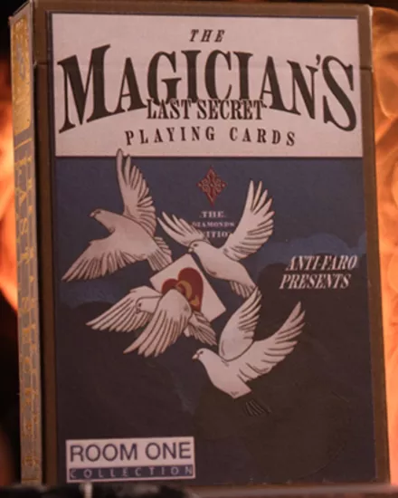 The Magician’s Last Secret (Clubs Edition) Oyun Kartı by Anti-Faro
